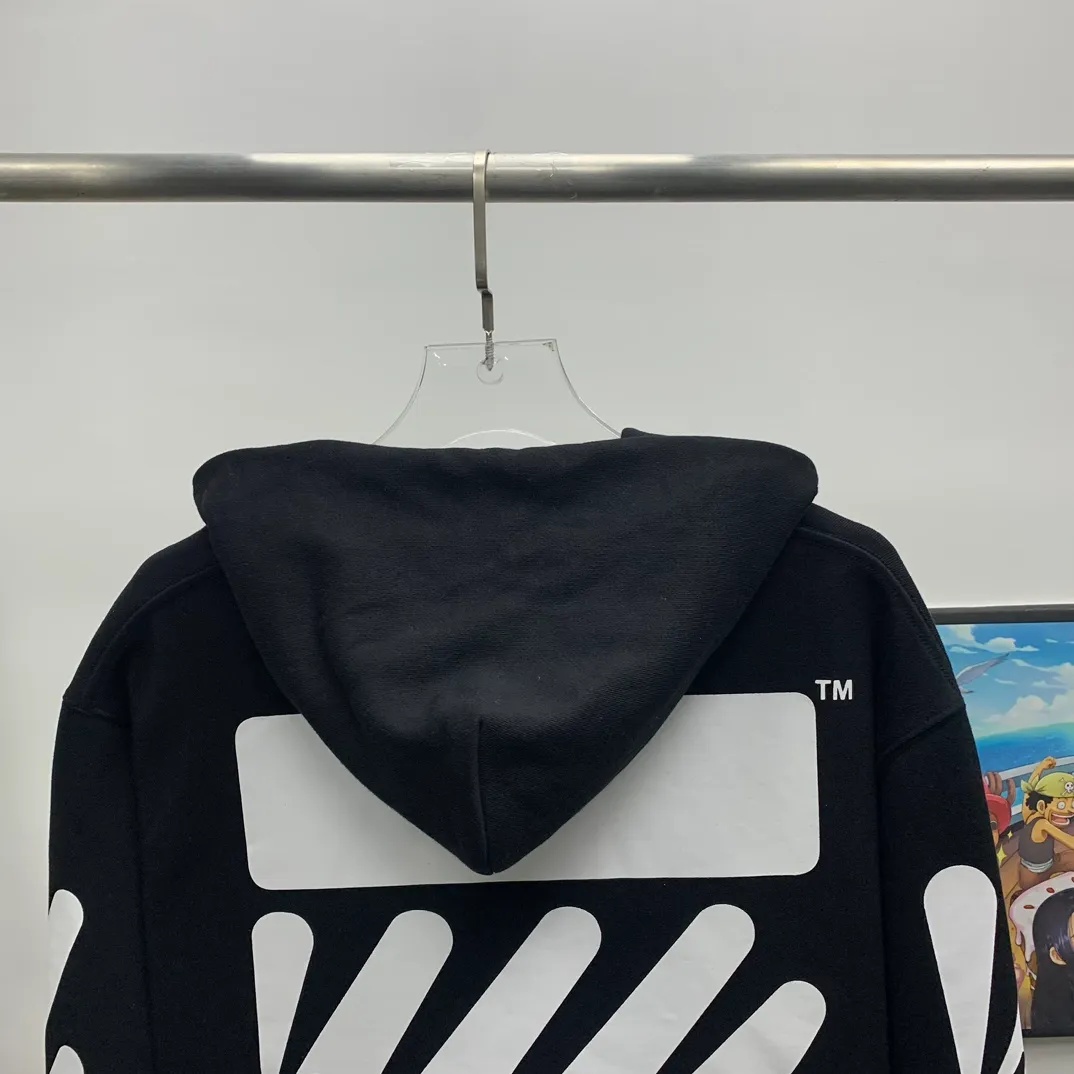 [New] Top tested version OFF-WHITE OW black and white graffiti brush wavy pattern zebra crossing ECG men's and women's loose T-shirt men's and women's same style hoodie sweatshirt After the ECG series, the tiger stripe pattern appears again. This may be another simple and luxurious new model after the merger with LV. Awesome black and white color scheme, new artistic derivation of signature elements, and simple fashion style is remarkable. Small dropped shoulders, slightly wide style, suitable for both men and women.  Imported glue technology, extremely strong. 21 brand new washable collar label tags, customized one to one. The fabric is 480g double-ply double-yarn terry fabric, which is full of drape and smooth to the touch. A must-have for fall and winter!  Color: Black Size: XS-L P:390